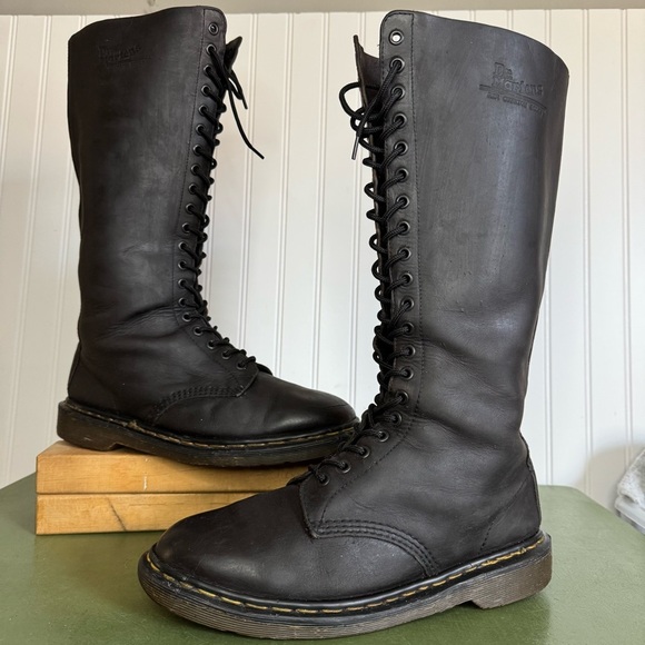 VTG England #1420 Dr. Martens OG 20-Eyelet Lace-Up Boots in Black Leather - Picture 3 of 16
